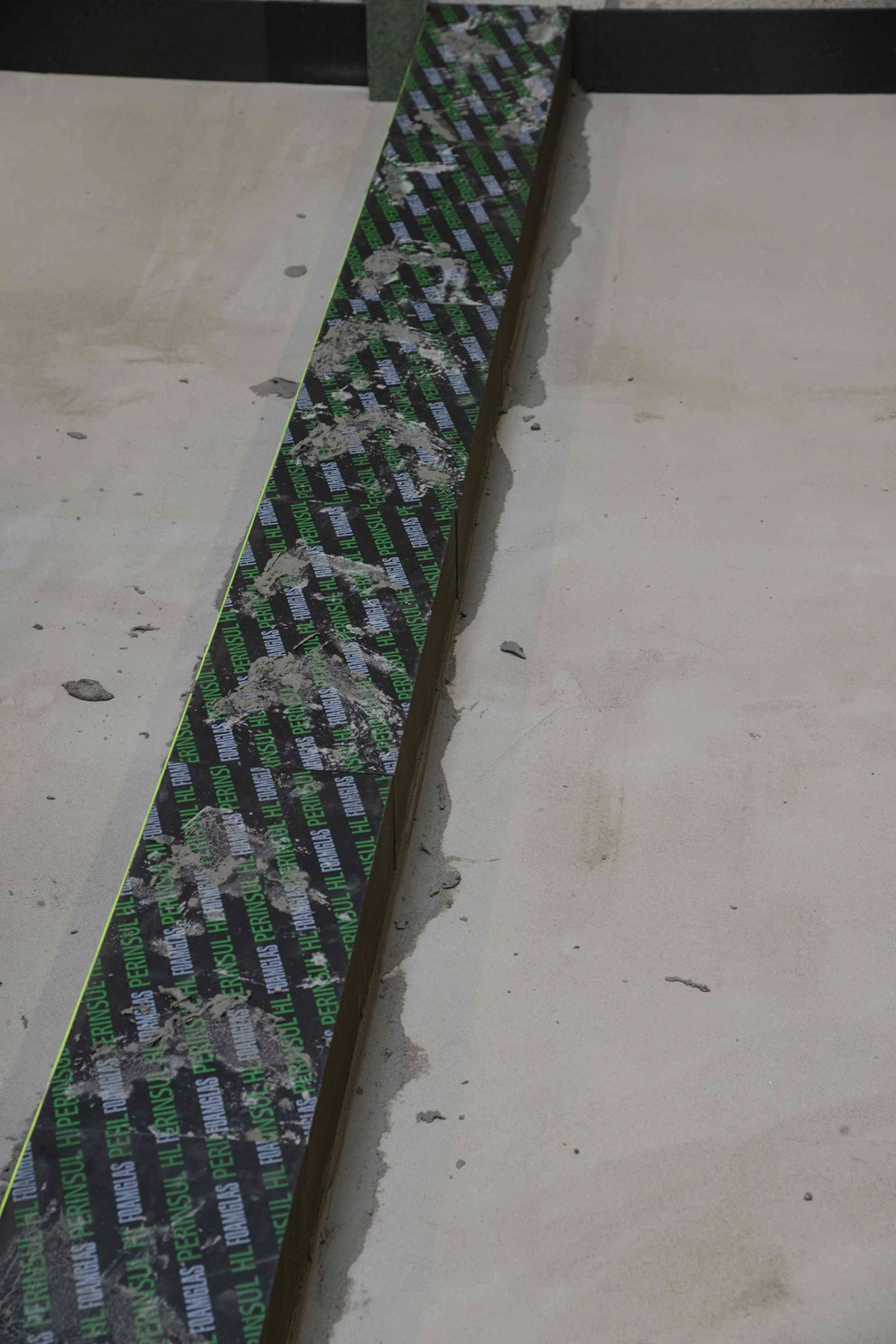 How to install PERINSUL HL under window and door sills Perinsul